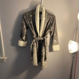 JELLI FISH KIDS GREY HEART ROBE SIZE 7/8